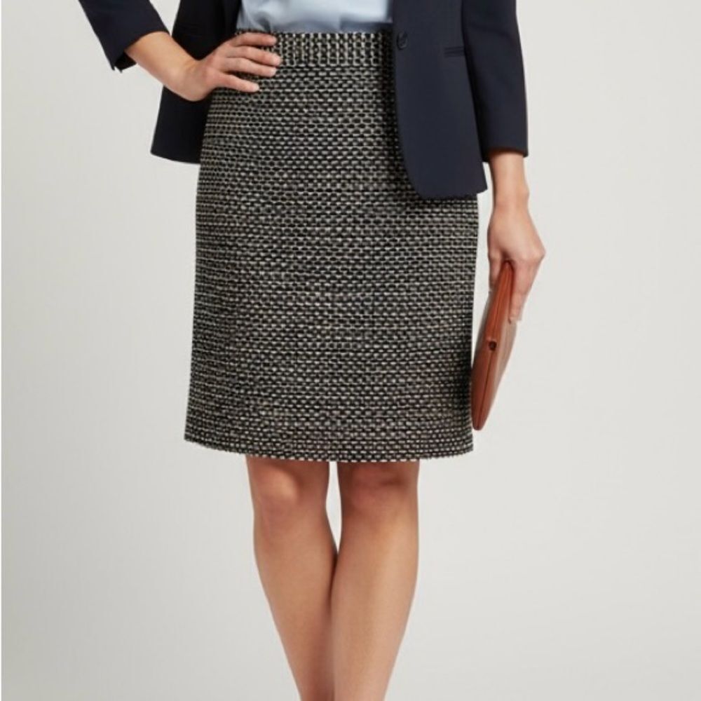 Ann Taylor Short A Line Skirt Soft Woven Lined textured skirt. Size 10